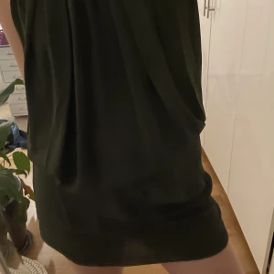 Klänning - Superfin klänning från hm💚 Går att styla med eller utan skärp!  Köpare står för frakt☺️