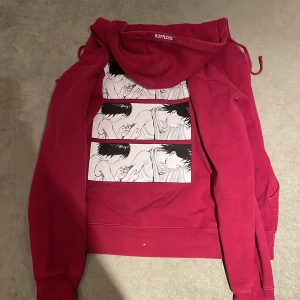 Supreme zip hoodie - Supreme x akira zip hoodie i extremt bra skick. Nypris är ca 5-6 tusen.  Äkthetsbevis finns!