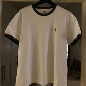Polar skate co. Rios ringer tee - Nyskick, säljs då den inte passade mig. 