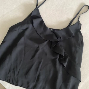 Svart volang linne  - Superfint svart volang linne som är simpelt men ändå väldigt snyggt och gulligt. 