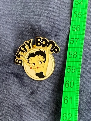 Brosch Betty Boop  - Fin brosch med känd seriefigur   Stämplat 1987