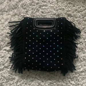 Maje väska mini  - Maje väska i den minsta storleken. Har tyvärr inte läder bandet utan endast kedjebandet.  dustbag o kedjan kommer med. Super söt väska som passar till vardags men även finare tillfällen. 💓köpt här på Plick för 1000kr. Använd 2 ggr. Pris kan ksk diskuteras