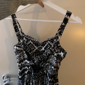 Klänning - Supersöt klänning med öppen rygg.