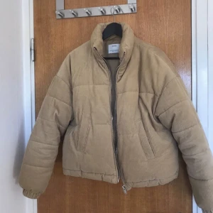 Puffar jacka - Puffar jacka i manchester tyg Använt sparsamt. Topp skick. 