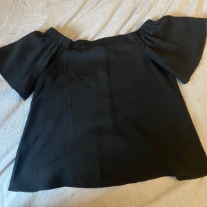 Tröja river island - Rak skurning i svart! Tunnt material