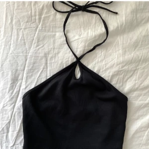 Zara topp - Jättesnygg topp från Zara i bra skick! Storlek M men passar S. FRI FRAKT 💕