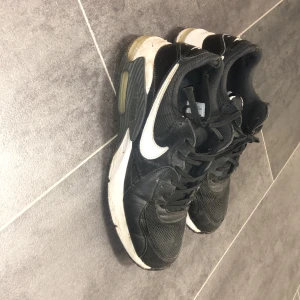 Nike skor - Säljer Nike skor! Dem är använda men är fortfarande i bra skick(: