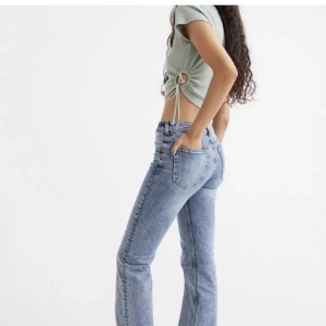 Lowwaist bootcut jeans  - Populära low waist bootcut jeans från h&m!💙💙köpa på Plick så vet ej hur använda de är men ser inga större tecken på användning! Skriv för mer info eller bilder🫶 köparen står för frakten! Storlek M men skulle kunna passa men S❤️‍🔥