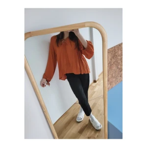 Boho luftig topp - Rostbrun och snygg boho-inspirerad topp med långa ärmar och knytdetaljer vid ärmar och hals. Tyget har subtil prickig textur. Aldrig använd och i nyskick. Storlek: S