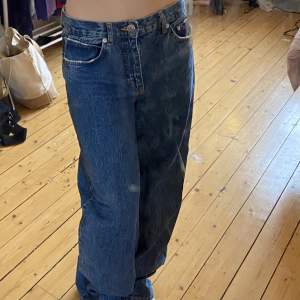 Ett par mid wasit oversized jeans ifrån pull & bear. De är ganska välanvända men är fortfarande i gott skick