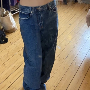 Oversized jeans  - Ett par mid wasit oversized jeans ifrån pull & bear. De är ganska välanvända men är fortfarande i gott skick