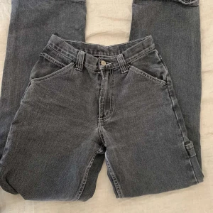 Brandy melville jeans - Detta är ett par går och jättefina brandy melville jeans med ”handtag” vid sidan. De ör köpta för 400 kronor och säljs nu för 150 kronor. De är i väldigt bra kvalitet och är i storlek Small. Köparens betala för frakten❤️