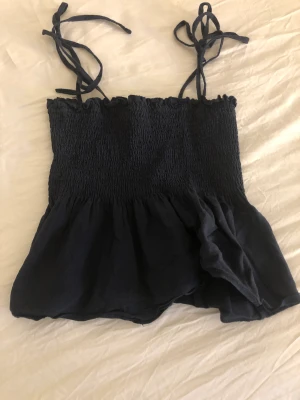 Marinblå topp - Supersött linne, passar bra till stockholmstilen! Använd fåtall gånger så är som ny❤️ 