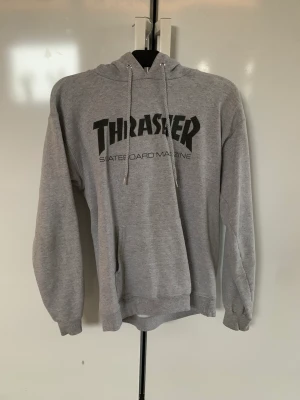 Thrasher hoddie - Thrasher hoddie i bra skick, unisex storlek S. 