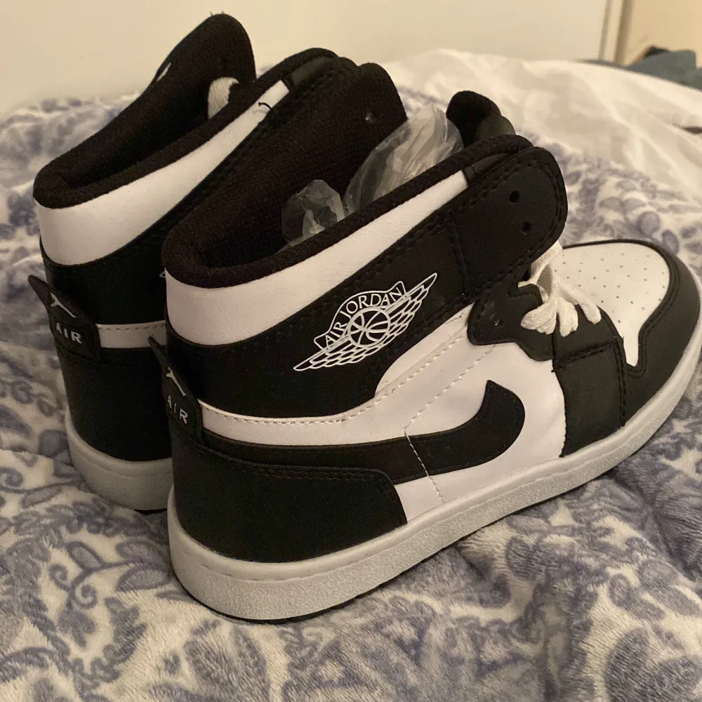 Jordan 1 skor dem är fake och inte alls använda har flera par jordan 1 skor som behövs säljas skriv bara ifall om det skulle vara så att du vill ha mera bilder på skorna eller mer information om andra skorna (pris kan diskuteras). Skor.