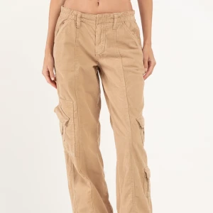 low waist cargopants - lågmidjade cargobyxor från urban outfitters. köpta i somras för 700 men säljer då de inte kommer till användning längre, sparsamt använda! skriv för fler bilder💗