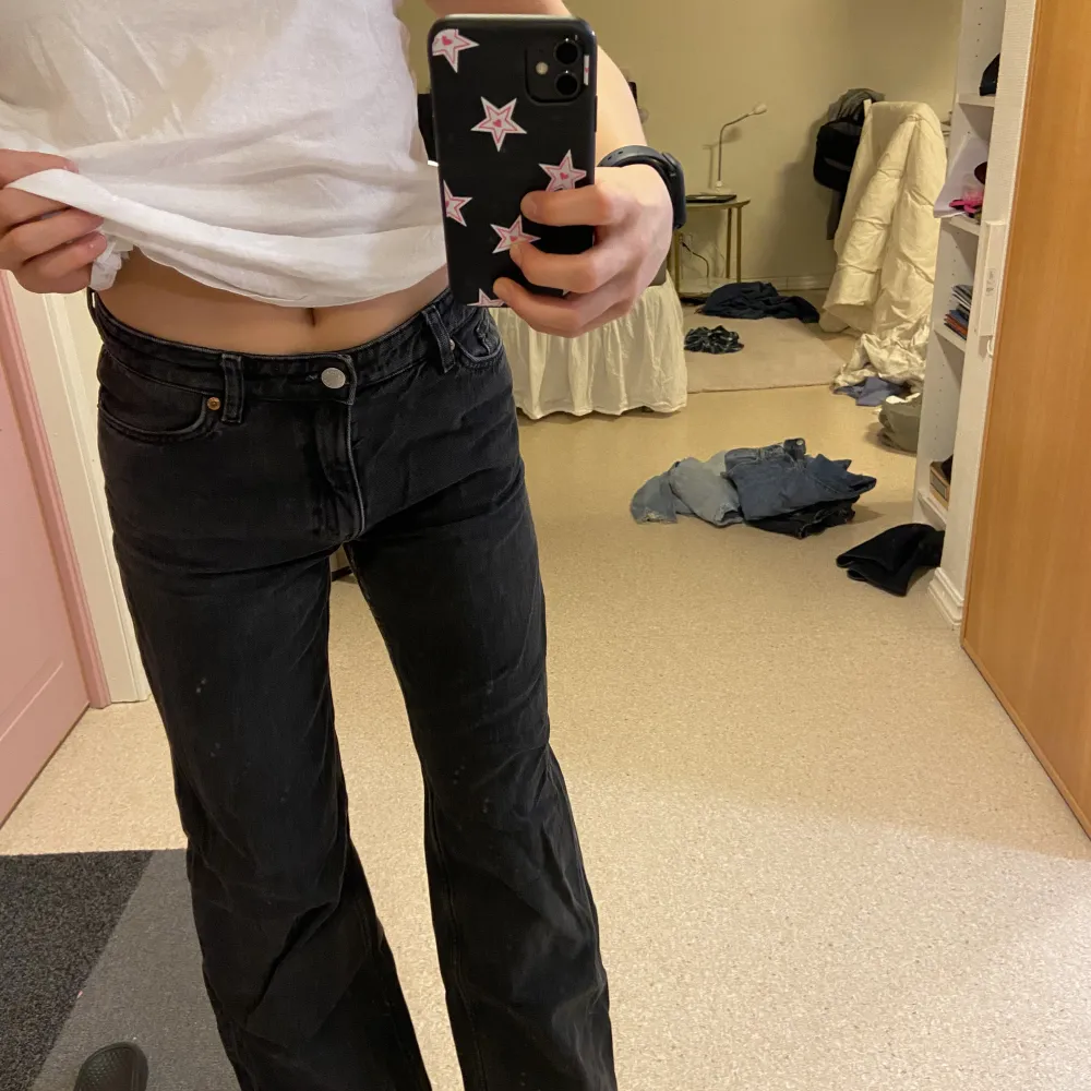 Svarta jeans i storlek S🌟med bra kvalite och jag är 168cm🌟. Jeans & Byxor.