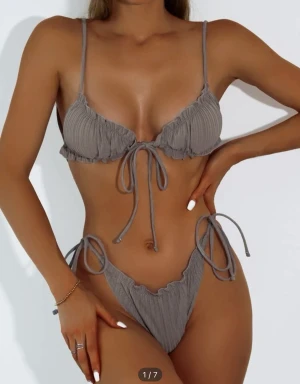 Bekini - En går bekom jätte fin i ryggen Aldrig använd Säjer som ett set 