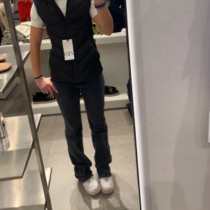 Dunväst  - Säljer denna jätte fina dunväst som sitter jätte bra i median osv säljer pga att den e för stor använd ca 1 gång ❤️köpare står för frakt jag står inte för postens fel ❤️