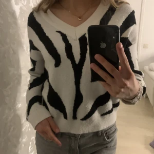 Vit svart randig tröja  - jättefin tröja med zebraliknande mönster. bra kvalite och skönt material med tanke på märket❤️‍🔥