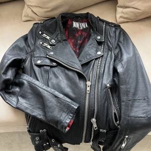 SKINNJACKA (JOFAMA) - Säljer den klassiska svarta skinnjackan från Jofama by Kenza. Hängt i garderoben ett bra tag utan att ha kommit till användning. 🖤
