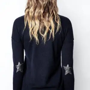 Zadig Cici Patch casmere sweater  Köpte den för 320 euro vilket motsvarar ungefär 3500. Säljer för 1500 kr❤️❤️skriv privat för egna bilder eller frågor!