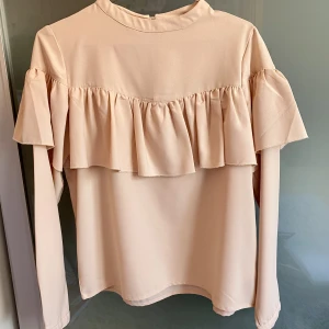 Blus  - En rosa blus som är luftig och har ett tunnt material. Knappt använd, som ny! 
