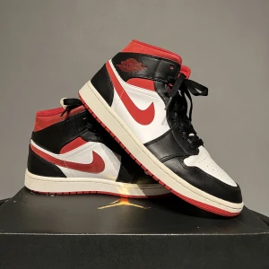 Jordan 1 Mid Gym Red - Jordan 1 Mid Gym Red || Storlek 44 || Använda || rep box och äkthets bevis ifall behövligt || Bästa bud tar varan!