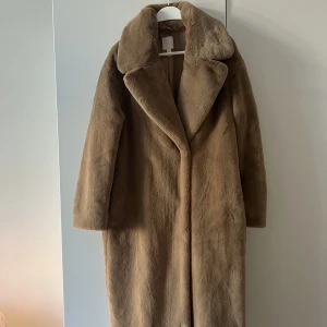 Lång fuskpälsjacka  - Strl S, nyskick