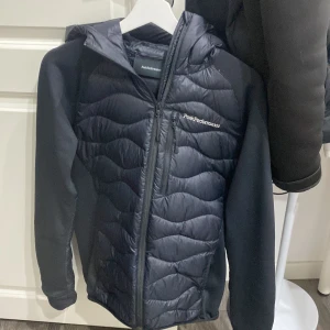 Peak performance jacka - Köpt i johnells för 2200 kvitto finns. Snygg och skön jacka att ha nu under höst/vår. Har använts lite. 