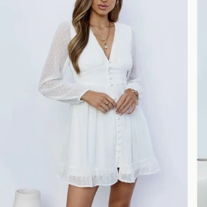 Studentklänning  - Superfin studentklänning som jag köpte här på Plick. Tyvärr var den lite stor för mig så jag försöker sälja den vidare. Jag är 172 cm och brukar ha 36/38. Prislappen sitter kvar och jag har endast testat den. Original pris är 900kr.