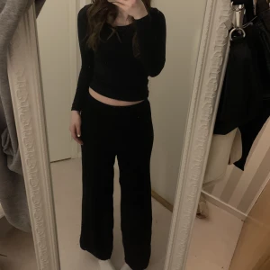 Mjukisbyxor  - Svarta mjukisar från primark, byxorna är i stickat material och är super sköna 