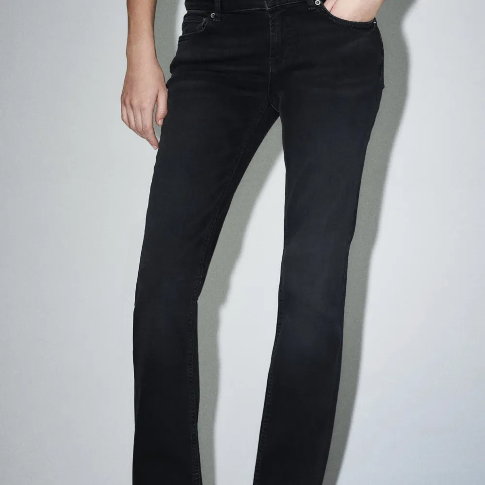 Lågmidjade bootcut jeans från Zara. Sparsamt använda och slutsålda online. Jeans & Byxor.