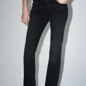 Lågmidjade bootcut jeans från Zara. Sparsamt använda och slutsålda online
