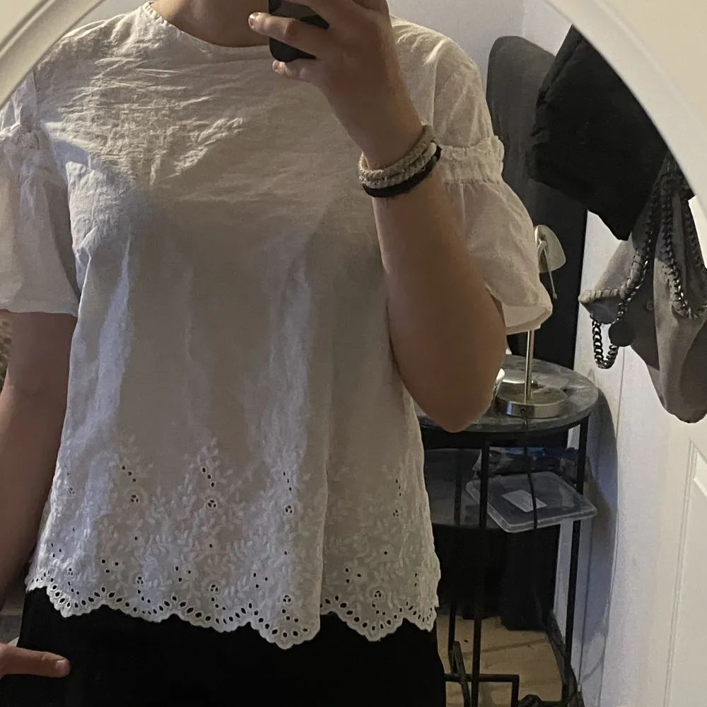 Jätte fin topp från Zara. Använd några gånger. Passar jätte bra till outfits. Stl S men passar också bra på M. Toppar.