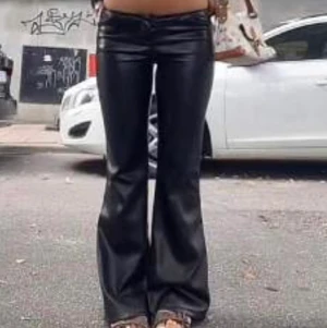 Urban outfitters Byxor - snyggaste skinnbyxorna som är lågmidjade storlek M. Samma som på den lånade första bilden. Jag är 173 och byxorna går hela vägen ner!