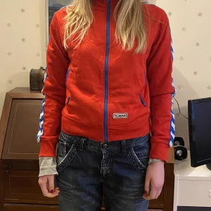 Tröja sport med dragkedja - Hummel. Modellen är 178