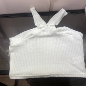 En vit fin topp använd 2 gånger🥰 - Den kommer tyvärr inte till andvändning längre så jag säljer den❤️ använd 2 gånger då den inte passar💙