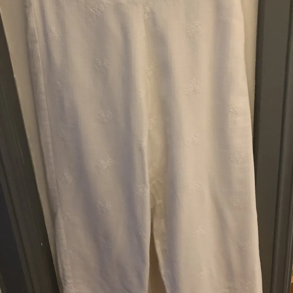 ZARA home pyjama set. Embroidered pattern. 100% Cotton. Top and bottom are both in size S 3/4 sleeves and 3/4 trousers  Pick up available in Kungsholmen  Please check out my other items! :) . Skjortor.