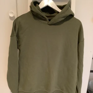 Luvtröja large men liten i storlek Urban Classics  - Luvtröja 