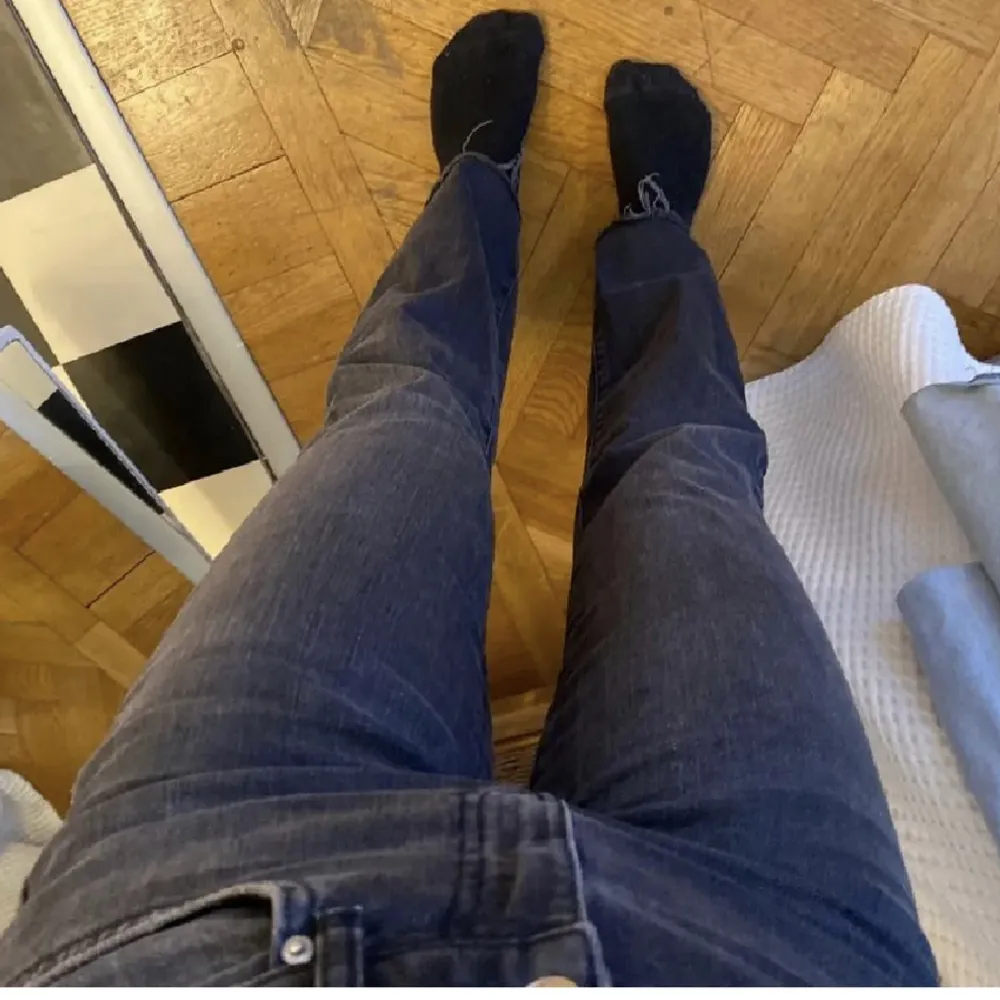Så fina grå jeans från Gina strl 36, knappt använda så i fint skick! 🤎Passar ca 160 cm. Jeans & Byxor.