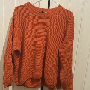 Orange tröja  - Säljer den här tröjan då den ej kommit till mycket på sistone. Fint skick 