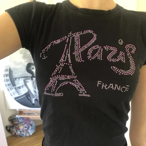 Svart babytee med rhinestones  - Fin tröja med rhinestones! Köpt secondhand och är barnstolen men passar bra på mig som är XS:) möts i Uppsala eller så står köpare för frakt😊