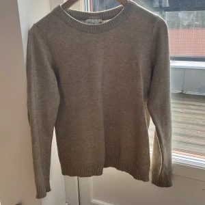 Vila tröja  - Säljer dennna sjukt snygga vila tröja. Säljer den då den tyvärr inte kom så mycket till användning, passar bra till alla årstider!😊 Köpt för 345kr säljer den för 150kr, så väldigt bra pris. Priset kan diskuteras.🥰 Ps tröjan är i ganska bra skick!