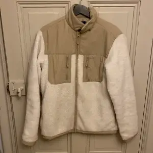 Vit/beige sherpa fleece jacka. Knappt använd, ba legat i garderoben.