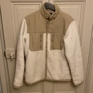 Sherpa fleece jacket - Vit/beige sherpa fleece jacka. Knappt använd, ba legat i garderoben.