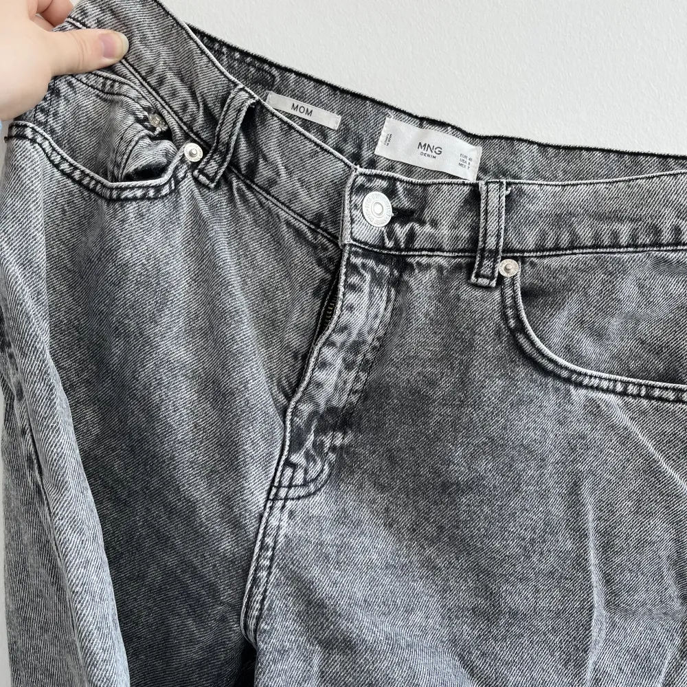 Snygga mom jeans i tvättad stil! Hög midja och bekväma.. Jeans & Byxor.