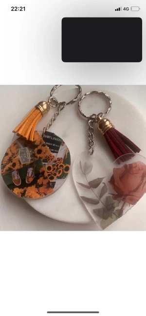 Handgjorda charms till resväska/nyckelring  - 🌹Priset är för en skriv vilken du är intresserad av. kolla in denna vackra handgjorda nyckelring. Varför inte ge den vardagliga nyckelring en estetisk uppgradering :) Checka gärna min profil för fler designer <3 Gör alla själv för hand, skriv vid frågor