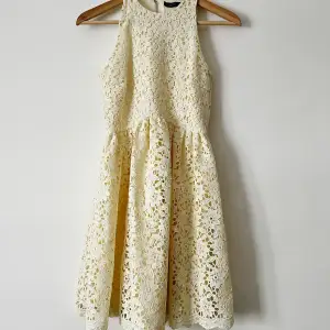 Gul spetsklänning/klänning från ZARA, använd ett fåtal gånger och i bra skick, storlek XS, säljer pga den är för liten. Använd gärna ”köp nu”.