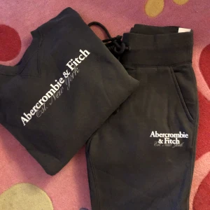 Nytt set från abercrombie fitch - Helt nytt aldrig använt super mjukt och skönt  Tröjan oversized fit xs Byxor s